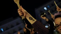 Para demonstran wanita mengangkat tinggi-tinggi panci dan wajan bahkan spatula kayu yang mereka bawa, sembari membunyikannya. Foto: REUTERS/Susana Vera