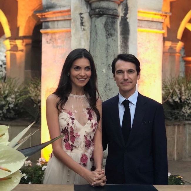 Keesokan harinya, tepat pada hari Valentine, keduanya melaksanakan upacara pernikahan di catatan sipil.  Foto: dok. Instagram