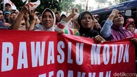 Penampakan sejumlah massa yang terdiri dari ibu-ibu alias emak-emak pendukung Partai Republik.