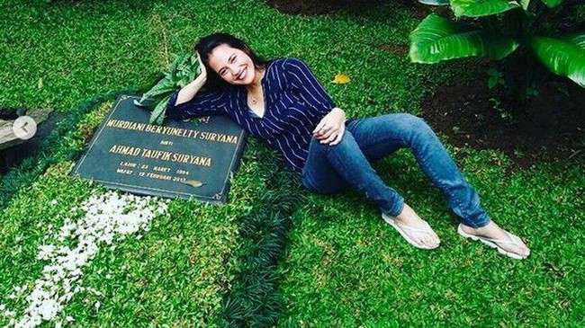 Mengunggah foto selfie di kuburan sahabatnya, Pevita Pearce pernah diserbu kritikan netizen. Dalam foto tersebut, Pevita berpose sambil berbaring di rerumputan. Dia dianggap berpose kurang pantas saat berada di makam karena gayanya seperti sedang berada di taman atau pantai. Ada juga netizen yang mengkritik penampilannya karena tidak memakai busana tertutup. Foto: Instagram
