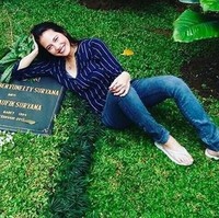Mengunggah foto selfie di kuburan sahabatnya, Pevita Pearce pernah diserbu kritikan netizen. Dalam foto tersebut, Pevita berpose sambil berbaring di rerumputan. Dia dianggap berpose kurang pantas saat berada di makam karena gayanya seperti sedang berada di taman atau pantai. Ada juga netizen yang mengkritik penampilannya karena tidak memakai busana tertutup. Foto: Instagram