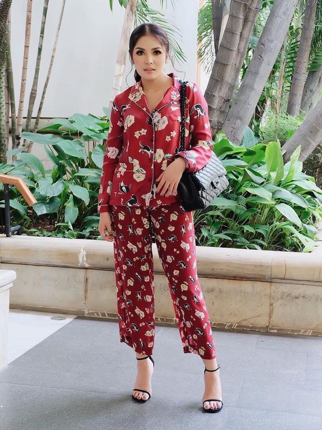 Nindy Ayunda pernah mendapat kritikan dari netizen ketika datang ke pesta ulang tahun anak Krisdayanti, Amora Lemos, dengan memakai busana yang mirip piama. Dia dianggap tidak menghormati acara karena berbusana tidak formal. Nindy pun menjawab kritikan tersebut, dengan mengatakan bahwa busana piama ini sudah jadi tren terbaru yang bisa digunakan untuk berbagai acara. Selebriti dunia pun kerap memakainya untuk ke pesta. Foto: Instagram