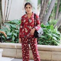 Nindy Ayunda pernah mendapat kritikan dari netizen ketika datang ke pesta ulang tahun anak Krisdayanti, Amora Lemos, dengan memakai busana yang mirip piama. Dia dianggap tidak menghormati acara karena berbusana tidak formal. Nindy pun menjawab kritikan tersebut, dengan mengatakan bahwa busana piama ini sudah jadi tren terbaru yang bisa digunakan untuk berbagai acara. Selebriti dunia pun kerap memakainya untuk ke pesta. Foto: Instagram