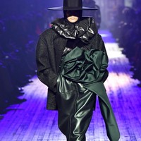 Kaia Gerber unjuk kebolehan di catwalk Marc Jacobs. Sosoknya hampir tak dikenali dalam balutan hijab. (Foto: Getty Images)