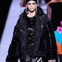 Usianya baru 16 tahun, namun Kaia Gerber berhasil membuktikan dirinya sebagai model muda yang patut diperhitungkan. Sosoknya hampir mewarnai catwalk desainer ternama di pekan mode dunia baru-baru ini. Ini Kaia di fashion show Tom Ford yang digelar dalam rangkaian New York Fashion Week Fall-Winter 2018/2019. (Foto: Getty Images)