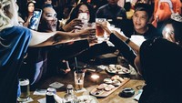 Kalau ini potret saat Rangga makan bersama teman-temannya. Seru ya, mereka seperti sedang merayakan sesuatu. Cheers! Foto: Instagram @ranggamoela