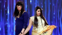 Dua korban serangan air keras berjalan di runway saat peragaan busana merayakan Hari Perempuan Internasional. Keduanya tampak memakai sari, pakaian tradisional India. Foto: REUTERS/Danish Siddiqui