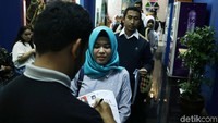 Pemeriksaan berkas dan nomor peserta Digital Development Program Transmedia.