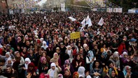Di Turki, kaum wanita berkumpul di Diyarbakir. Mereka juga melakukan aksi damai. REUTERS/Sertac Kayar.
