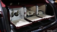 Bagian bagasi belakang bisa menyimpan aneka barang, botol anggur pun bisa. Foto: Geneva Motor Show