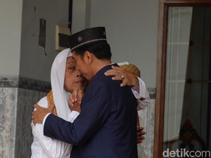 Ke Ponpes di Gresik, Jokowi Gandeng Tangan KH Masbuhin Faqih