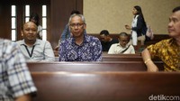 Terus terang ketika saya datang ke IGD, saya nggak menemui dokter Michael, yang saya temui perawatnya. Jadi pertanyaan saya yang pertama yang keluar adalah di mana dr Michael, kata suster di luar. Lalu saya tanya apa yang terjadi lagi. Kedua saya tanya mengapa pasiennya (Novanto) belum datang? kata Bimanesh menanggapi kesaksian Michael dalam sidangnya di Pengadilan Tipikor Jakarta, Jalan Bungur Besar Raya, Jakarta Pusat, Jumat (23/3/2018). (Foto: Ari Saputra)