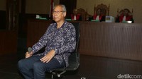 Indri mengaku khawatir saat diminta merawat Setya Novanto, dia sampai menangis saat itu. Kemudian dia dihampiri dr Bimanesh yang menenangkannya dan mengatakan bahwa dia yang akan bertanggung jawab atas apapun. Karena lihat ekspresi saya cemas, agak takut begitu, saya bilang, Iya, Dok. Dia bilang, Sudah, tenang saja, nanti kalau ada apa-apa, Kombes Pol Bimanesh yang bertanggung jawab, imbuh Indri. (Foto: Ari Saputra)