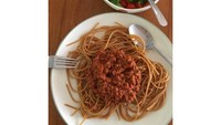 Kalau sedang tak ada jadwal manggung atau syuting, pelantun lagu Aku Wanita memang menyempatkan diri untuk memasak. Dan spaghetti bolognese dengan semangkuk sayuran tersaji untuk sang suami. Foto: Istimewa