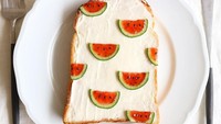 Untuk membuat roti panggang dengan motif semangka ini, Nayoko menggunakan cream cheese, selai strawberry, irisan tipis mentimun, dan biji wijen. Foto: Instagram @Nayoko054