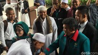 Rhoma juga sempat disambut sejumlah simpatisannya. Salah satunya bahkan mencium tangan Rhoma.