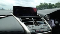 Mulai dari kontrol panel, dashboard, ruang konsol tengah, stir kemudi, hingga bagian interior lainnya sudah dibalut dengan kulit dengan jarak yang cukup luas. Foto: Ruly Kurniawan