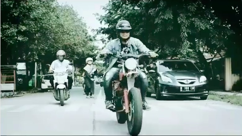 Kocak, Gara-gara Naik Motor Pakai Headset Istri Ketinggalan Foto: Pool (Instagram) Kocak, Gara-gara Naik Motor Pakai Headset Istri Ketinggalan Foto: Pool (Instagram)