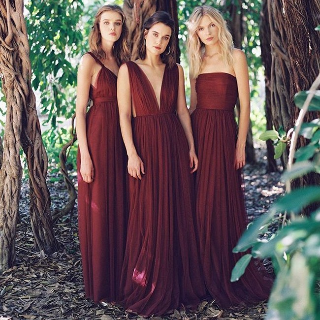 Inspriasi tema baju bridesmaid berikut sudah cukup tren di Indonesia beberapa tahun belakangan. Yakni baju bridesmaid dengan warna dan bahan yang sama tapi beda model. Foto: Instagram