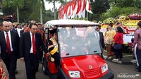 Tjahjo mengendarai mobil golf tersebut dengan pelan. Keduanya menuju gedung pertemuan yang hanya berjarak 100 meter dari gedung berlangsungnya penganugerahan. Sepanjang jalan, Megawati hanya melempar senyum kepada awak media.