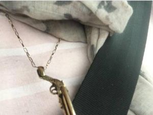 Berbentuk Pistol, Kalung Wanita Ini Disita Bandara London