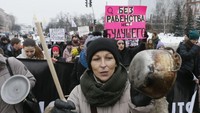 Di Ukraina, sejumlah kaum wanita menyuarakan kesetaraan jender dan melawan kekerasan terhadap perempuan saat merayakan Hari Perempuan Internasional. REUTERS/Valentyn Ogirenko.