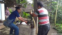 untuk sementara ini ular-ular tersebut akan dia pelihara dulu. Ditempatkan disebuah tong atau drum dan ditutup papan kayu.