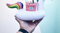 Berkunjung ke Korea, Rangga tak melewatkan minuman yang tampilannya eye-catching. Segelas minuman warna merah ini disajikan menggunakan balon unicorn mini yang menggemaskan. Foto: Instagram @ranggamoela