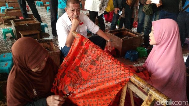 Datangi Sentra Batik Cirebon, Demiz Soroti Regenerasi Perajin Batik