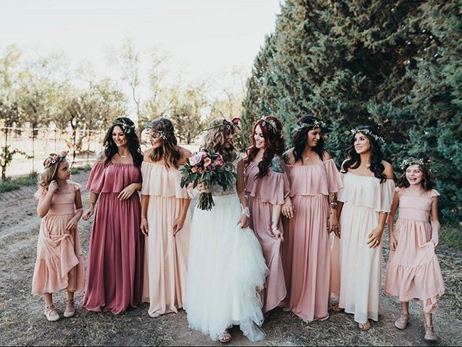Detail bunga menjadi tema baju bridesmaid yang tren di 2018. Anda pun bisa menerapkan bunga sebagai aksesori kepala untuk kesan bohemian. Flower band itu cocok dipadukan dengan dress dengan potongan dan bahan nan flowy. Foto: Instagram