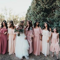 Detail bunga menjadi tema baju bridesmaid yang tren di 2018. Anda pun bisa menerapkan bunga sebagai aksesori kepala untuk kesan bohemian. Flower band itu cocok dipadukan dengan dress dengan potongan dan bahan nan flowy. Foto: Instagram