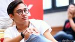 Adipati Dolken Tampil Berkacamata, Lebih Kece?