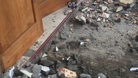 Dinding bagian pintu depan rumah ibadah itu terlihat sudah hancur. Begitu juga dengan kursi yang ada di dalam, terlihat sudah berserakan.