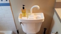 Hemat air dengan toilet khusus ini. Air yang sudah dipakai cuci tangan akan dipakai untuk menyiram toilet. Istimewa/Boredpanda.