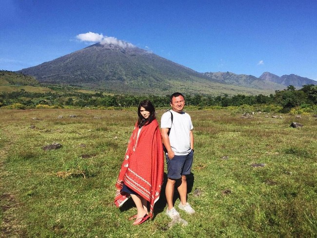 Santai dan nyaman, ini gaya Isyana Saravasti pakai sandal jepit di sela-sela syuting video klipnya Foto: Instagram