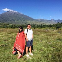 Santai dan nyaman, ini gaya Isyana Saravasti pakai sandal jepit di sela-sela syuting video klipnya Foto: Instagram