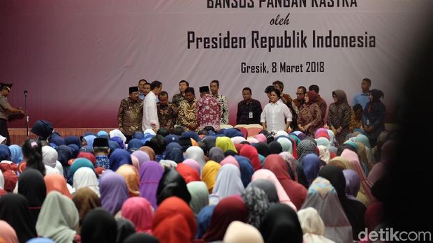 Presiden Jokowi dan Iriana di GOR Tri Dharma Gresik