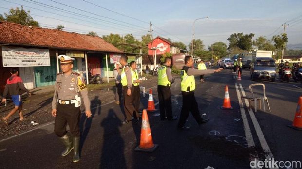 Polisi melakukan olah TKP
