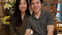 Sekarang gantian, Nicho yang memberikan kue ulang tahun ke Elsa. Bentuk kuenya seperti bantal dan dihiasi dua buah macaron dan fondant cokelat berbentuk kardus kado. Saat itu Elisa sama-sama berusia 19 tahun. Foto: Instagram @nachoseann