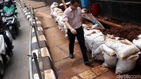 Proyek galian kabel di sisi kiri jalan.
