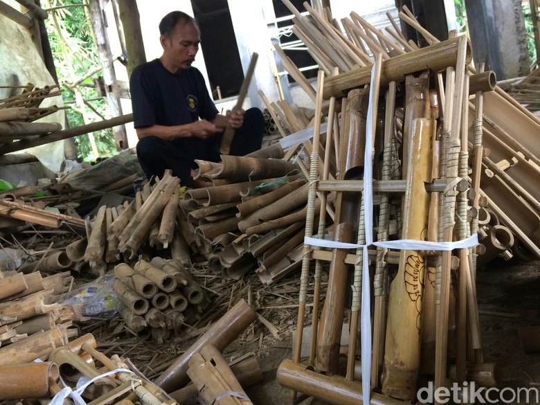 Kiprah Alimudin Rintis Kampung Angklung di Ciamis Kiprah Alimudin Rintis Kampung Angklung di Ciamis