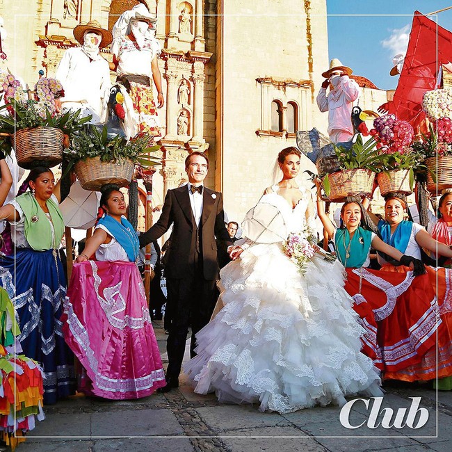 Mempelai wanita tampil glamour nan anggun dengan gaun pengantin bervolume. Sementara sang suami menggunakan setelan jas dengan dasi kupu-kupu. Foto: dok. Instagram