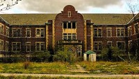 Pennhurst Insane Asylum, Pennsylvania didirikan untuk merawat dan menjaga pada pasien yang mengalami gangguan mental. Isunya para pasien tidak dirawat dengan semestinya. Bahkan seorang pasien anak kecil dikatakan sering mengalami siksaan fisik dan juga dilecehkan. Foto: Internet