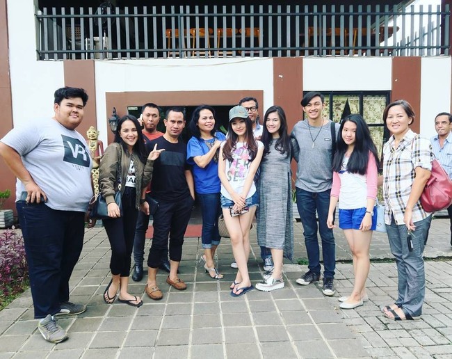 Natasha Wilona terlihat tampil santai dengan sandal jepit saat berfoto dengan para penggemarnya. Foto: Instagram