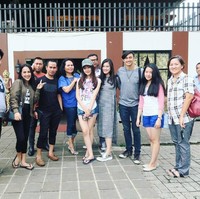 Natasha Wilona terlihat tampil santai dengan sandal jepit saat berfoto dengan para penggemarnya. Foto: Instagram