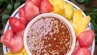 Meskipun hanya ada dua buah yaitu jambu air dan mangga tapi unggahan foto rujak buah dari @amnuarif ini terlihat sungguh nikmat. Foto: Instagram @amnuarif