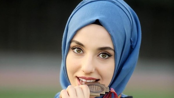 Pesona Kubra Dagli, Hijabers Cantik Peraih Medali Emas di Taekwondo Dunia