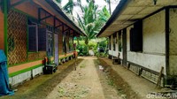 Warga Kampung Adat Kuta di Dusun Kuta Desa Karangpaningal Kecamatan Tambaksari Kabupaten Ciamis, masih melestarikan warisan leluhur dengan mempertahankan bangunan rumah panggung berbahan dasar kayu dan bambu. Itu dilakukan untuk menjalankan amanah yang sudah dilakukan secara turun temurun.