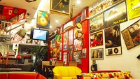 Terinspirasi dari kegemarannya mengoleksi barang antik dan piringan hitam. Sang pemilik kafe, Jeffrey memutuskan untuk membuka kafe dengan tema retro vintage. Foto: Istimewa