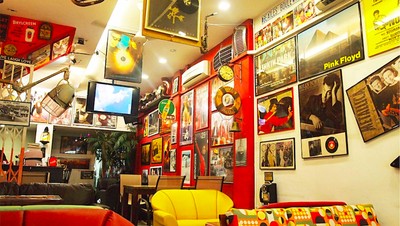 Di Kafe Ini Bisa Nostalgia dengan Musik Oldies dari PH dan Nikmati Meringue Tart